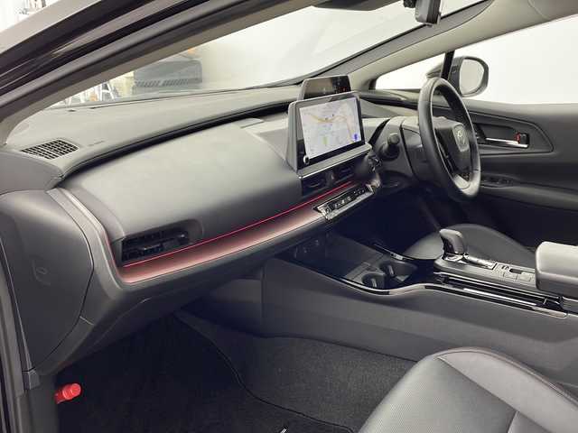 トヨタ プリウス Z 兵庫県 2023(令5)年 3.5万km アティチュードブラックマイカ ・純正ナビ/Bluetooth/TV/USB/Miracast/・全方位カメラ/・Toyota Safety Sense/・プリクラッシュセーフティ/・緊急時操舵支援（アクティブ操舵機能付）/・フロントクロストラフィックアラート［FCTA］/・レーンチェンジアシスト［LCA］/・レーントレーシングアシスト［LTA］/・レーンディパーチャーアラート［LDA］ /・レーダークルーズコントロール/・オートマチックハイビーム［AHB］ /・ロードサインアシスト［RSA］ /・ドライバー異常時対応システム /・プロアクティブドライビングアシスト［PDA］ /・発進遅れ告知機能［TMN］ /・ブラインドスポットモニター［BSM］ /・パーキングサポートブレーキ（前後方静止物）（後方接近車両）/・寒冷地仕様車/・クリアランスソナー/・オートマチックハイビーム/・デジタルインナーミラー/・パワートランク/・ステアリングヒーター/・革シート/・前席シートヒーター/・前席エアシート/・ナノイーX/・AC100V充電/・フロントワイパーデアイサー/・純正19インチアルミホイール/・LEDオートライト/・リアフォグ/・モデリスタエアロ/・ビルトインETC