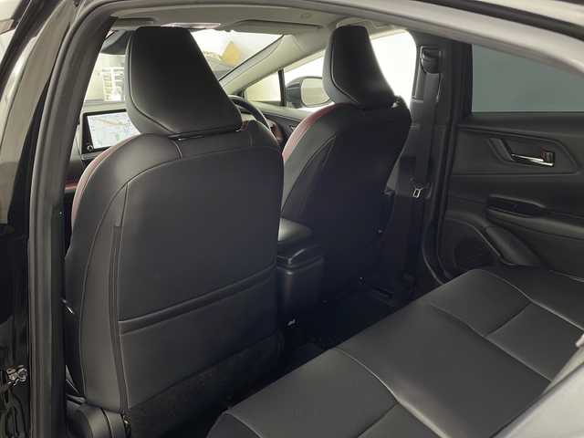 トヨタ プリウス Z 兵庫県 2023(令5)年 3.5万km アティチュードブラックマイカ ・純正ナビ/Bluetooth/TV/USB/Miracast/・全方位カメラ/・Toyota Safety Sense/・プリクラッシュセーフティ/・緊急時操舵支援（アクティブ操舵機能付）/・フロントクロストラフィックアラート［FCTA］/・レーンチェンジアシスト［LCA］/・レーントレーシングアシスト［LTA］/・レーンディパーチャーアラート［LDA］ /・レーダークルーズコントロール/・オートマチックハイビーム［AHB］ /・ロードサインアシスト［RSA］ /・ドライバー異常時対応システム /・プロアクティブドライビングアシスト［PDA］ /・発進遅れ告知機能［TMN］ /・ブラインドスポットモニター［BSM］ /・パーキングサポートブレーキ（前後方静止物）（後方接近車両）/・寒冷地仕様車/・クリアランスソナー/・オートマチックハイビーム/・デジタルインナーミラー/・パワートランク/・ステアリングヒーター/・革シート/・前席シートヒーター/・前席エアシート/・ナノイーX/・AC100V充電/・フロントワイパーデアイサー/・純正19インチアルミホイール/・LEDオートライト/・リアフォグ/・モデリスタエアロ/・ビルトインETC