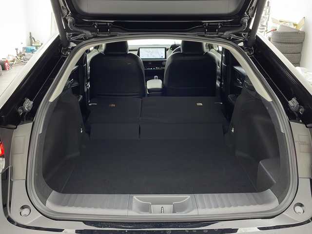 トヨタ プリウス Z 兵庫県 2023(令5)年 3.5万km アティチュードブラックマイカ ・純正ナビ/Bluetooth/TV/USB/Miracast/・全方位カメラ/・Toyota Safety Sense/・プリクラッシュセーフティ/・緊急時操舵支援（アクティブ操舵機能付）/・フロントクロストラフィックアラート［FCTA］/・レーンチェンジアシスト［LCA］/・レーントレーシングアシスト［LTA］/・レーンディパーチャーアラート［LDA］ /・レーダークルーズコントロール/・オートマチックハイビーム［AHB］ /・ロードサインアシスト［RSA］ /・ドライバー異常時対応システム /・プロアクティブドライビングアシスト［PDA］ /・発進遅れ告知機能［TMN］ /・ブラインドスポットモニター［BSM］ /・パーキングサポートブレーキ（前後方静止物）（後方接近車両）/・寒冷地仕様車/・クリアランスソナー/・オートマチックハイビーム/・デジタルインナーミラー/・パワートランク/・ステアリングヒーター/・革シート/・前席シートヒーター/・前席エアシート/・ナノイーX/・AC100V充電/・フロントワイパーデアイサー/・純正19インチアルミホイール/・LEDオートライト/・リアフォグ/・モデリスタエアロ/・ビルトインETC
