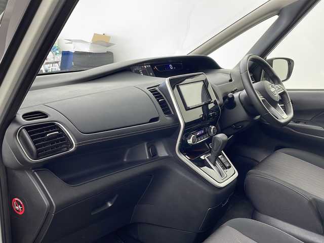 日産 セレナ ハイウェイスターVセレクションⅡ 兵庫県 2018(平30)年 7.2万km ブリリアントホワイトパール ・セーフティパックB/・カーテンエアバッグシステム/・踏み間違い衝突防止アシスト/・インテリジェント パーキングアシスト（駐車支援システム）/・標識検知機能/・インテリジェント アラウンドビューモニター/・インテリジェント DA（ふらつき警報）/・フロント&バックソナー/・インテリジェント ルームミラー/・電動パーキングブレーキ/・オートブレーキホールド/・プロパイロット/・インテリジェント LI (車線逸脱防止支援システム)/・ヒーター付ドアミラー/・ステアリングスイッチ/・エマージェンシーブレーキ/・ハイビームアシスト/・社外ナビ/CD/DVD/BT/・ETC/・両側パワースライドドア/・社外ドライブレコーダー/・革巻きステアリング/・フォグランプ/・純正ドライブレコーダー/・インテリジェントキー/・プッシュスタート/・フロアマット/・純正16インチアルミホイール