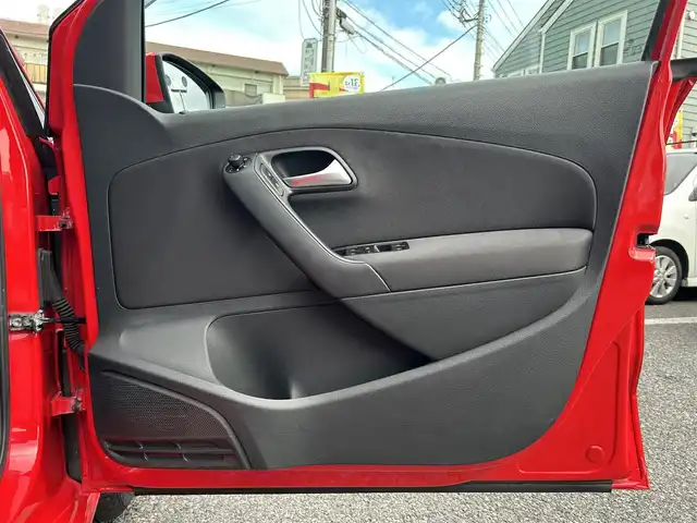 フォルクスワーゲン ポロ TSIコンフォートL BMテクノ 神奈川県 2014(平26)年 3.5万km フラッシュレッド 純正ナビ(CD/DVD/SD/AUX/BT/フルセグTV)/バックカメラ/リモコンキー/ETC/前方ドライブレコーダー/アイドリングストップ/横滑り防止装置/フロアマット/ドアバイザー/ISOFIX/スペアキー×1/保証書/取扱説明書