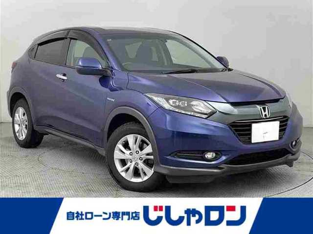 ホンダ ヴェゼル ハイブリッド X 道央・札幌 2015(平27)年 11.7万km モルフォブルーP (株)IDOMが運営する【じしゃロン札幌店】の自社ローン専用車両になりますこちらは現金またはオートローンご利用価格です。自社ローンご希望の方は別途その旨お申し付けください。・/・４WD/・寒冷地仕様/・シティーブレーキアクティブシステム/・リアクティブフォースペダル/・クルーズコントロール/・社外8インチナビ/・フルセグ/BT/CD/DVD/・バックカメラ/・パドルシフト/・ステアリングスイッチ/・フロントデアイサー/・ミラーヒーター/・オートブレーキホールド/・積込社外AW付夏タイヤ215/60R16
