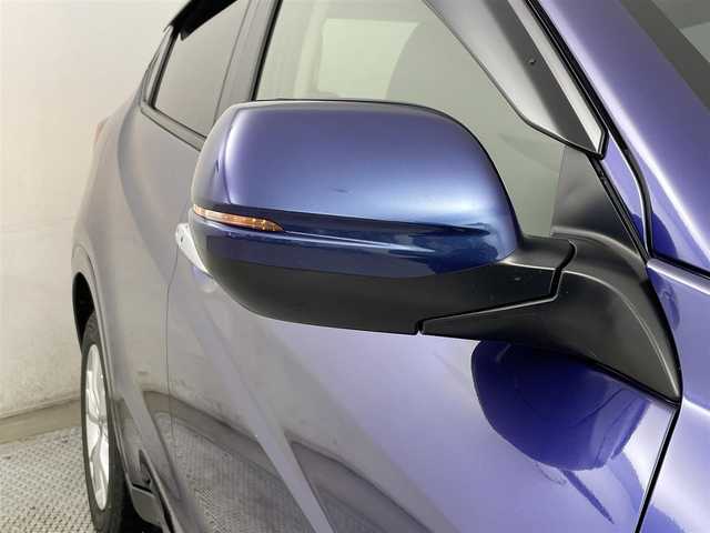 ホンダ ヴェゼル ハイブリッド X 道央・札幌 2015(平27)年 11.7万km モルフォブルーP (株)IDOMが運営する【じしゃロン札幌店】の自社ローン専用車両になりますこちらは現金またはオートローンご利用価格です。自社ローンご希望の方は別途その旨お申し付けください。・/・４WD/・寒冷地仕様/・シティーブレーキアクティブシステム/・リアクティブフォースペダル/・クルーズコントロール/・社外8インチナビ/・フルセグ/BT/CD/DVD/・バックカメラ/・パドルシフト/・ステアリングスイッチ/・フロントデアイサー/・ミラーヒーター/・オートブレーキホールド/・積込社外AW付夏タイヤ215/60R16