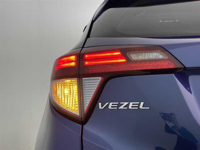 ホンダ ヴェゼル ハイブリッド X 道央・札幌 2015(平27)年 11.7万km モルフォブルーP (株)IDOMが運営する【じしゃロン札幌店】の自社ローン専用車両になりますこちらは現金またはオートローンご利用価格です。自社ローンご希望の方は別途その旨お申し付けください。・/・４WD/・寒冷地仕様/・シティーブレーキアクティブシステム/・リアクティブフォースペダル/・クルーズコントロール/・社外8インチナビ/・フルセグ/BT/CD/DVD/・バックカメラ/・パドルシフト/・ステアリングスイッチ/・フロントデアイサー/・ミラーヒーター/・オートブレーキホールド/・積込社外AW付夏タイヤ215/60R16