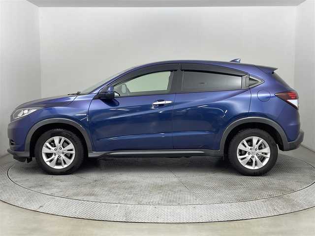 ホンダ ヴェゼル ハイブリッド X 道央・札幌 2015(平27)年 11.7万km モルフォブルーP (株)IDOMが運営する【じしゃロン札幌店】の自社ローン専用車両になりますこちらは現金またはオートローンご利用価格です。自社ローンご希望の方は別途その旨お申し付けください。・/・４WD/・寒冷地仕様/・シティーブレーキアクティブシステム/・リアクティブフォースペダル/・クルーズコントロール/・社外8インチナビ/・フルセグ/BT/CD/DVD/・バックカメラ/・パドルシフト/・ステアリングスイッチ/・フロントデアイサー/・ミラーヒーター/・オートブレーキホールド/・積込社外AW付夏タイヤ215/60R16