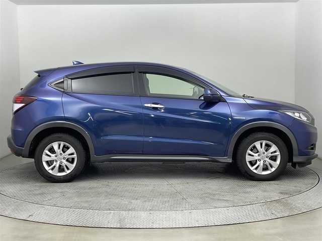 ホンダ ヴェゼル ハイブリッド X 道央・札幌 2015(平27)年 11.7万km モルフォブルーP (株)IDOMが運営する【じしゃロン札幌店】の自社ローン専用車両になりますこちらは現金またはオートローンご利用価格です。自社ローンご希望の方は別途その旨お申し付けください。・/・４WD/・寒冷地仕様/・シティーブレーキアクティブシステム/・リアクティブフォースペダル/・クルーズコントロール/・社外8インチナビ/・フルセグ/BT/CD/DVD/・バックカメラ/・パドルシフト/・ステアリングスイッチ/・フロントデアイサー/・ミラーヒーター/・オートブレーキホールド/・積込社外AW付夏タイヤ215/60R16