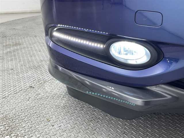 ホンダ ヴェゼル ハイブリッド X 道央・札幌 2015(平27)年 11.7万km モルフォブルーP (株)IDOMが運営する【じしゃロン札幌店】の自社ローン専用車両になりますこちらは現金またはオートローンご利用価格です。自社ローンご希望の方は別途その旨お申し付けください。・/・４WD/・寒冷地仕様/・シティーブレーキアクティブシステム/・リアクティブフォースペダル/・クルーズコントロール/・社外8インチナビ/・フルセグ/BT/CD/DVD/・バックカメラ/・パドルシフト/・ステアリングスイッチ/・フロントデアイサー/・ミラーヒーター/・オートブレーキホールド/・積込社外AW付夏タイヤ215/60R16