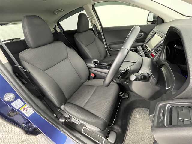 ホンダ ヴェゼル ハイブリッド X 道央・札幌 2015(平27)年 11.7万km モルフォブルーP (株)IDOMが運営する【じしゃロン札幌店】の自社ローン専用車両になりますこちらは現金またはオートローンご利用価格です。自社ローンご希望の方は別途その旨お申し付けください。・/・４WD/・寒冷地仕様/・シティーブレーキアクティブシステム/・リアクティブフォースペダル/・クルーズコントロール/・社外8インチナビ/・フルセグ/BT/CD/DVD/・バックカメラ/・パドルシフト/・ステアリングスイッチ/・フロントデアイサー/・ミラーヒーター/・オートブレーキホールド/・積込社外AW付夏タイヤ215/60R16