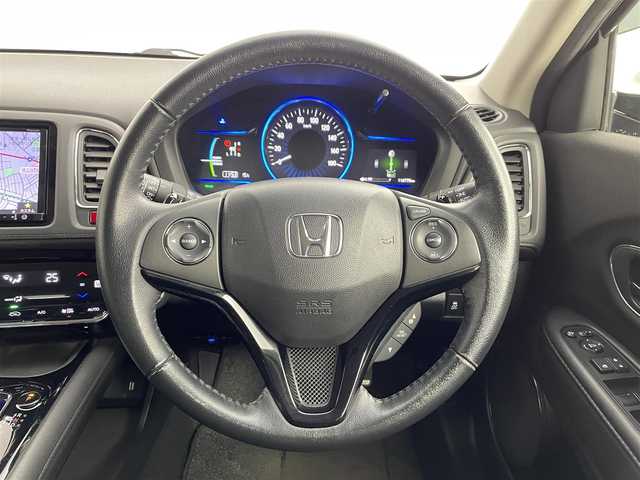 ホンダ ヴェゼル ハイブリッド X 道央・札幌 2015(平27)年 11.7万km モルフォブルーP (株)IDOMが運営する【じしゃロン札幌店】の自社ローン専用車両になりますこちらは現金またはオートローンご利用価格です。自社ローンご希望の方は別途その旨お申し付けください。・/・４WD/・寒冷地仕様/・シティーブレーキアクティブシステム/・リアクティブフォースペダル/・クルーズコントロール/・社外8インチナビ/・フルセグ/BT/CD/DVD/・バックカメラ/・パドルシフト/・ステアリングスイッチ/・フロントデアイサー/・ミラーヒーター/・オートブレーキホールド/・積込社外AW付夏タイヤ215/60R16