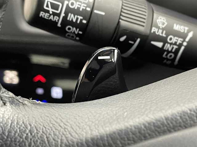 ホンダ ヴェゼル ハイブリッド X 道央・札幌 2015(平27)年 11.7万km モルフォブルーP (株)IDOMが運営する【じしゃロン札幌店】の自社ローン専用車両になりますこちらは現金またはオートローンご利用価格です。自社ローンご希望の方は別途その旨お申し付けください。・/・４WD/・寒冷地仕様/・シティーブレーキアクティブシステム/・リアクティブフォースペダル/・クルーズコントロール/・社外8インチナビ/・フルセグ/BT/CD/DVD/・バックカメラ/・パドルシフト/・ステアリングスイッチ/・フロントデアイサー/・ミラーヒーター/・オートブレーキホールド/・積込社外AW付夏タイヤ215/60R16