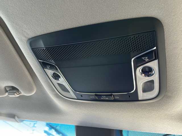 ホンダ ヴェゼル ハイブリッド X 道央・札幌 2015(平27)年 11.7万km モルフォブルーP (株)IDOMが運営する【じしゃロン札幌豊平店】の自社ローン対象車両になります。こちらは現金ご利用時の価格です。/自社ローンご希望の方は別途その旨お申付け下さい。/・４WD/・寒冷地仕様/・シティーブレーキアクティブシステム/・リアクティブフォースペダル/・クルーズコントロール/・社外8インチナビ/・フルセグ/BT/CD/DVD/・バックカメラ/・パドルシフト/・ステアリングスイッチ/・フロントデアイサー/・ミラーヒーター/・オートブレーキホールド/・積込社外AW付夏タイヤ215/60R16