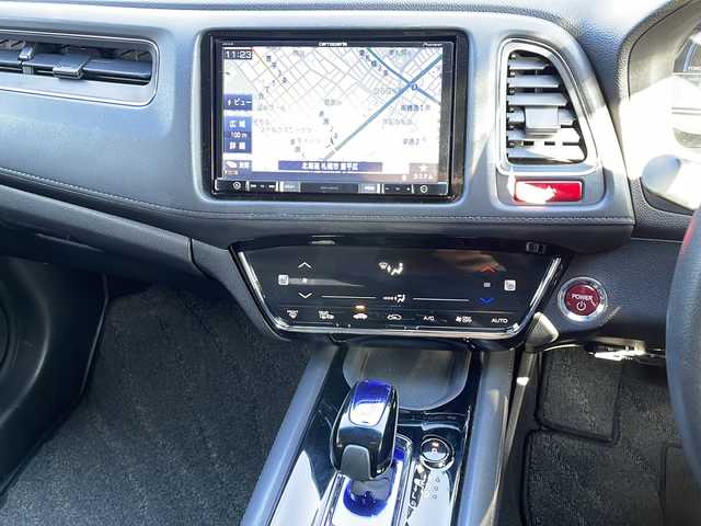 ホンダ ヴェゼル ハイブリッド X 道央・札幌 2015(平27)年 11.7万km モルフォブルーP (株)IDOMが運営する【じしゃロン札幌豊平店】の自社ローン対象車両になります。こちらは現金ご利用時の価格です。/自社ローンご希望の方は別途その旨お申付け下さい。/・４WD/・寒冷地仕様/・シティーブレーキアクティブシステム/・リアクティブフォースペダル/・クルーズコントロール/・社外8インチナビ/・フルセグ/BT/CD/DVD/・バックカメラ/・パドルシフト/・ステアリングスイッチ/・フロントデアイサー/・ミラーヒーター/・オートブレーキホールド/・積込社外AW付夏タイヤ215/60R16