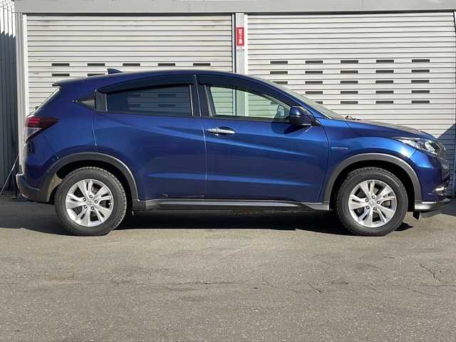 ホンダ ヴェゼル ハイブリッド X 道央・札幌 2015(平27)年 11.7万km モルフォブルーP (株)IDOMが運営する【じしゃロン札幌豊平店】の自社ローン対象車両になります。こちらは現金ご利用時の価格です。/自社ローンご希望の方は別途その旨お申付け下さい。/・４WD/・寒冷地仕様/・シティーブレーキアクティブシステム/・リアクティブフォースペダル/・クルーズコントロール/・社外8インチナビ/・フルセグ/BT/CD/DVD/・バックカメラ/・パドルシフト/・ステアリングスイッチ/・フロントデアイサー/・ミラーヒーター/・オートブレーキホールド/・積込社外AW付夏タイヤ215/60R16