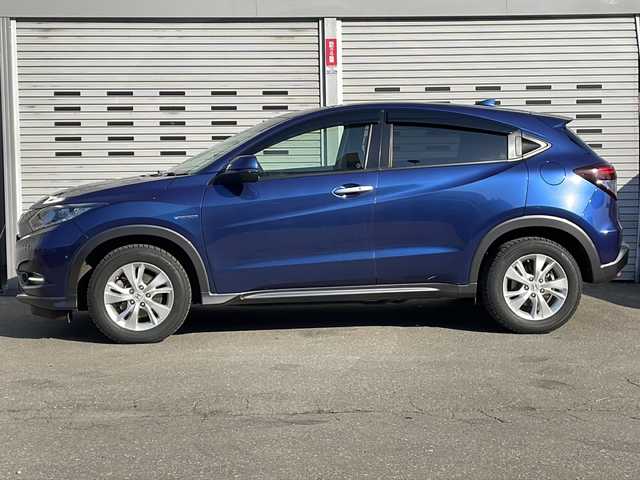 ホンダ ヴェゼル ハイブリッド X 道央・札幌 2015(平27)年 11.7万km モルフォブルーP (株)IDOMが運営する【じしゃロン札幌豊平店】の自社ローン対象車両になります。こちらは現金ご利用時の価格です。/自社ローンご希望の方は別途その旨お申付け下さい。/・４WD/・寒冷地仕様/・シティーブレーキアクティブシステム/・リアクティブフォースペダル/・クルーズコントロール/・社外8インチナビ/・フルセグ/BT/CD/DVD/・バックカメラ/・パドルシフト/・ステアリングスイッチ/・フロントデアイサー/・ミラーヒーター/・オートブレーキホールド/・積込社外AW付夏タイヤ215/60R16