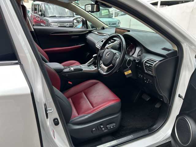 レクサス ＮＸ 300 バージョンL 広島県 2019(令1)年 4.6万km ソニッククォーツ 禁煙/純正SDナビ/Bluetooth/CD/DVD/USB/Miracast/フルセグTV/全方位カメラ/レクサスセーフティ/・プリクラッシュセーフティ/・レーンディパーチャーアラート/・レーントレーシングアシスト/・オートマチックハイビーム/・先行車発進告知/BSM/クリアランスソナー/本革シート/パワーシート/シートヒーター(全席)/シートベンチレーション/シートメモリー/LEDヘッドライト/オートライト/ステアリングヒーター/ステアリングスイッチ/パドルシフト/ETC2.0/スマートキー/プッシュスタート/電動リアゲート/純正フロアマット/純正18インチアルミホイール
