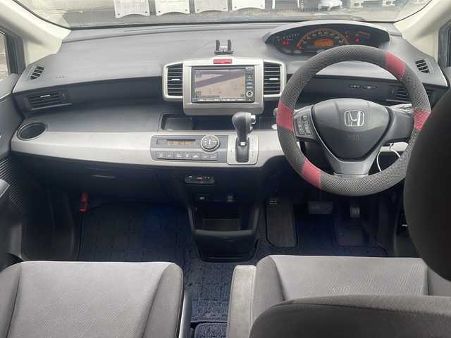 ホンダ フリード G ジャストセレクション 東京都 2010(平22)年 11.7万km プレミアムブラキッシュパール 純正ナビ/純正フロアマット/ドライブレコーダー/片側パワースライドドア（左側）/パワーウィンドウ/電動格納ミラー/ステアリングスイッチ/メーター照度調整スイッチ/シガーソケット/RCA入力端子/ビルトインETC/オートエアコン/三列シート/ウォークスルー