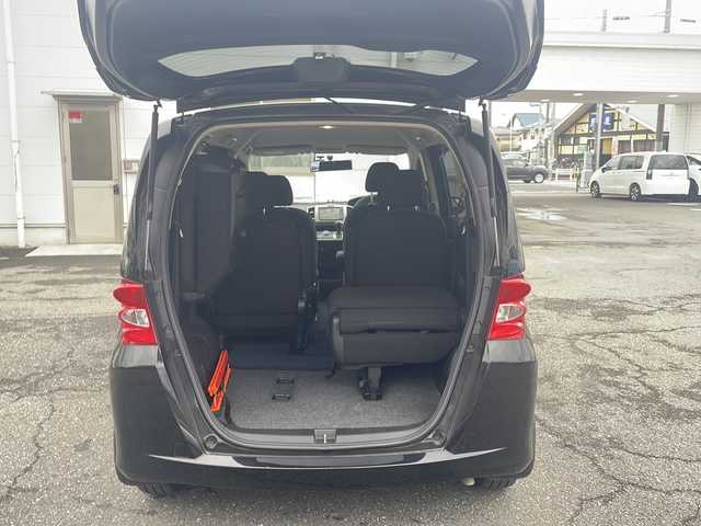 ホンダ フリード G ジャストセレクション 東京都 2010(平22)年 11.7万km プレミアムブラキッシュパール 純正ナビ/純正フロアマット/ドライブレコーダー/片側パワースライドドア（左側）/パワーウィンドウ/電動格納ミラー/ステアリングスイッチ/メーター照度調整スイッチ/シガーソケット/RCA入力端子/ビルトインETC/オートエアコン/三列シート/ウォークスルー