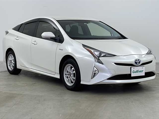 トヨタ プリウス S 道央・札幌 2017(平29)年 6.3万km ホワイトパールクリスタルシャイン ・４WD/・社外ナビ/　CD＆DVD＆BT＆フルセグTV/・バックカメラ/・プッシュスタート/・スマートキー/・オートエアコン/・オートライト/・オートリトラミラー/・ビルトインETC/・純正フロアマット/・ドアバイザー/・フォグライト/・ウィンカーミラー/・LEDヘッドライト/・純正15インチAW