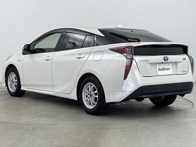 トヨタ プリウス S 道央・札幌 2017(平29)年 6.3万km ホワイトパールクリスタルシャイン ・４WD/・社外ナビ/　CD＆DVD＆BT＆フルセグTV/・バックカメラ/・プッシュスタート/・スマートキー/・オートエアコン/・オートライト/・オートリトラミラー/・ビルトインETC/・純正フロアマット/・ドアバイザー/・フォグライト/・ウィンカーミラー/・LEDヘッドライト/・純正15インチAW