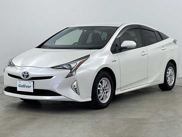 トヨタ プリウス S 道央・札幌 2017(平29)年 6.3万km ホワイトパールクリスタルシャイン ・４WD/・社外ナビ/　CD＆DVD＆BT＆フルセグTV/・バックカメラ/・プッシュスタート/・スマートキー/・オートエアコン/・オートライト/・オートリトラミラー/・ビルトインETC/・純正フロアマット/・ドアバイザー/・フォグライト/・ウィンカーミラー/・LEDヘッドライト/・純正15インチAW