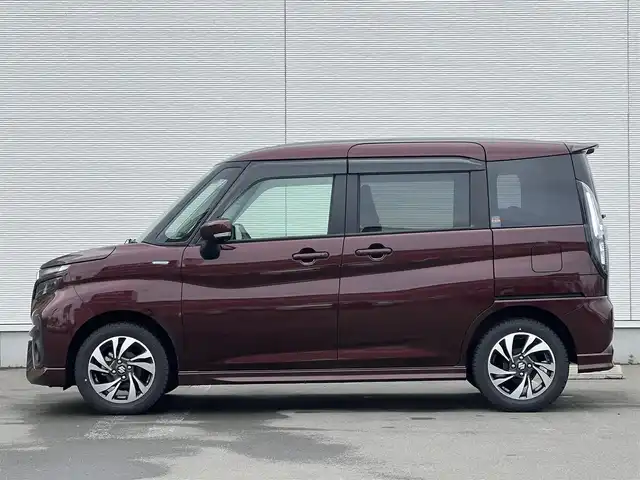 スズキ ソリオ バンディット HV MV 秋田県 2024(令6)年 1.1万km メロウディープレッドパール 純正ナビ・フルセグＴＶ・ＣＤ・DVD再生・Bluetooth・USB接続・AMFMチューナー/衝突被害軽減システム/コーナーセンサー/車線逸脱警報装置/フリップダウンモニター/前席シートヒーター/プッシュスタート・スマートキー/純正アルミホイール・スタッドレスタイヤ装着/LEDヘッドライト・フォグランプ/ダブル・サイド・カーテンエアバック/純正フロアマット/ウィンカーミラー