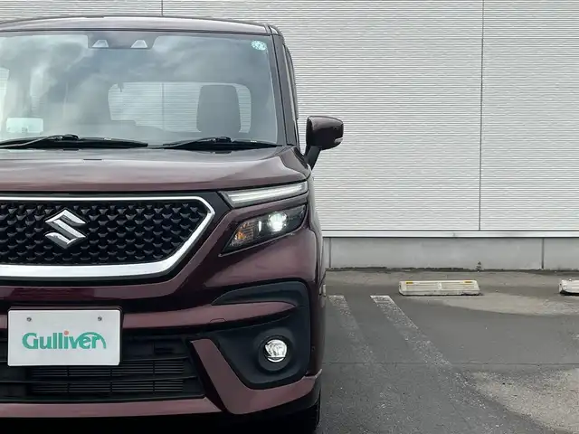 スズキ ソリオ バンディット HV MV 秋田県 2024(令6)年 1.1万km メロウディープレッドパール 純正ナビ・フルセグＴＶ・ＣＤ・DVD再生・Bluetooth・USB接続・AMFMチューナー/衝突被害軽減システム/コーナーセンサー/車線逸脱警報装置/フリップダウンモニター/前席シートヒーター/プッシュスタート・スマートキー/純正アルミホイール・スタッドレスタイヤ装着/LEDヘッドライト・フォグランプ/ダブル・サイド・カーテンエアバック/純正フロアマット/ウィンカーミラー