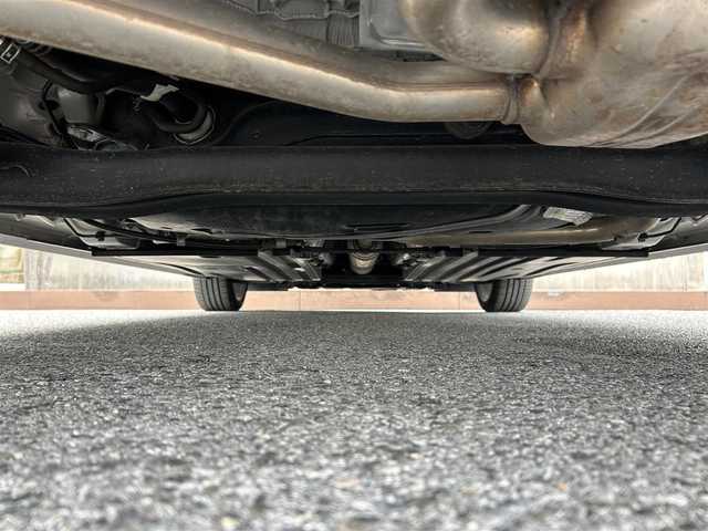 スズキ スイフト 滋賀県 2022(令4)年 2.3万km プレミアムシルバーメタリック ガソリン/2WD/6速MT/純正7インチナビ/【AN/FM/CD/DVD/TV/Bluetooth】/ETC/横滑り防止装置/運転席シートヒーター/クルーズコントロール/革巻きステアリング/ステアリングスイッチ/電動格納ミラー/オートライト/LEDヘッドライト/フロントフォグ/リアフォグ/オートエアコン/純正ドアバイザー/純正フロアマット/プッシュスタート/スマートキー/スペアキー/パワーステアリング