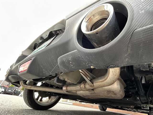 スズキ スイフト 滋賀県 2022(令4)年 2.3万km プレミアムシルバーメタリック ガソリン/2WD/6速MT/純正7インチナビ/【AN/FM/CD/DVD/TV/Bluetooth】/ETC/横滑り防止装置/運転席シートヒーター/クルーズコントロール/革巻きステアリング/ステアリングスイッチ/電動格納ミラー/オートライト/LEDヘッドライト/フロントフォグ/リアフォグ/オートエアコン/純正ドアバイザー/純正フロアマット/プッシュスタート/スマートキー/スペアキー/パワーステアリング