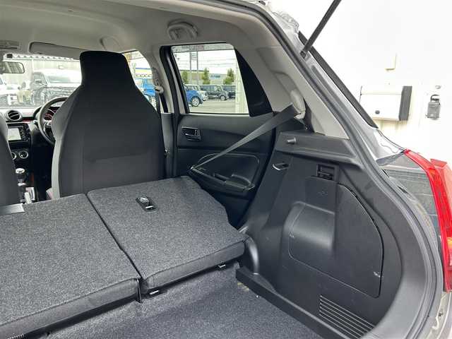 スズキ スイフト 滋賀県 2022(令4)年 2.3万km プレミアムシルバーメタリック ガソリン/2WD/6速MT/純正7インチナビ/【AN/FM/CD/DVD/TV/Bluetooth】/ETC/横滑り防止装置/運転席シートヒーター/クルーズコントロール/革巻きステアリング/ステアリングスイッチ/電動格納ミラー/オートライト/LEDヘッドライト/フロントフォグ/リアフォグ/オートエアコン/純正ドアバイザー/純正フロアマット/プッシュスタート/スマートキー/スペアキー/パワーステアリング