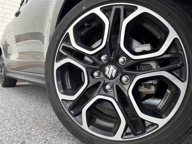 スズキ スイフト 滋賀県 2022(令4)年 2.3万km プレミアムシルバーメタリック ガソリン/2WD/6速MT/純正7インチナビ/【AN/FM/CD/DVD/TV/Bluetooth】/ETC/横滑り防止装置/運転席シートヒーター/クルーズコントロール/革巻きステアリング/ステアリングスイッチ/電動格納ミラー/オートライト/LEDヘッドライト/フロントフォグ/リアフォグ/オートエアコン/純正ドアバイザー/純正フロアマット/プッシュスタート/スマートキー/スペアキー/パワーステアリング