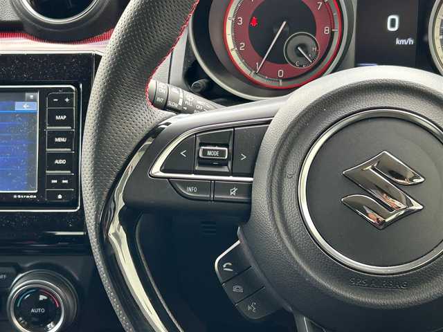 スズキ スイフト 滋賀県 2022(令4)年 2.3万km プレミアムシルバーメタリック ガソリン/2WD/6速MT/純正7インチナビ/【AN/FM/CD/DVD/TV/Bluetooth】/ETC/横滑り防止装置/運転席シートヒーター/クルーズコントロール/革巻きステアリング/ステアリングスイッチ/電動格納ミラー/オートライト/LEDヘッドライト/フロントフォグ/リアフォグ/オートエアコン/純正ドアバイザー/純正フロアマット/プッシュスタート/スマートキー/スペアキー/パワーステアリング
