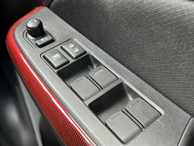 スズキ スイフト 滋賀県 2022(令4)年 2.3万km プレミアムシルバーメタリック ガソリン/2WD/6速MT/純正7インチナビ/【AN/FM/CD/DVD/TV/Bluetooth】/ETC/横滑り防止装置/運転席シートヒーター/クルーズコントロール/革巻きステアリング/ステアリングスイッチ/電動格納ミラー/オートライト/LEDヘッドライト/フロントフォグ/リアフォグ/オートエアコン/純正ドアバイザー/純正フロアマット/プッシュスタート/スマートキー/スペアキー/パワーステアリング