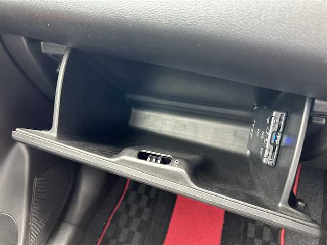 スズキ スイフト スポーツ 滋賀県 2022(令4)年 2.3万km プレミアムシルバーメタリック ガソリン/2WD/6速MT/純正7インチナビ/【AN/FM/CD/DVD/TV/Bluetooth】/ETC/横滑り防止装置/運転席シートヒーター/クルーズコントロール/革巻きステアリング/ステアリングスイッチ/電動格納ミラー/オートライト/LEDヘッドライト/フロントフォグ/リアフォグ/オートエアコン/純正ドアバイザー/純正フロアマット/プッシュスタート/スマートキー/スペアキー/パワーステアリング