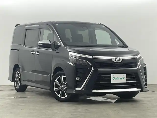 トヨタ ヴォクシー ZS 煌Ⅱ 福島県 2020(令2)年 6.3万km ブラック トヨタセーフティセンス/・プリクラッシュセーフティ/・レーンディパーチャーアラート/・クリアランスソナー/・オートマチックハイビーム/社外7インチナビ/・型番：MDV-S707W/・フルセグTV/Bluetooth/CD/DVD/・ETC/・ドライブレコーダー/両側パワースライドドア/アイドリングストップ/革巻きステアリング/・ステアリングリモコン/プッシュスタート/・スマートキー/LEDヘッドライト/・オートライト/・フォグライト/電動格納ウィンカーミラー/純正フロアマット