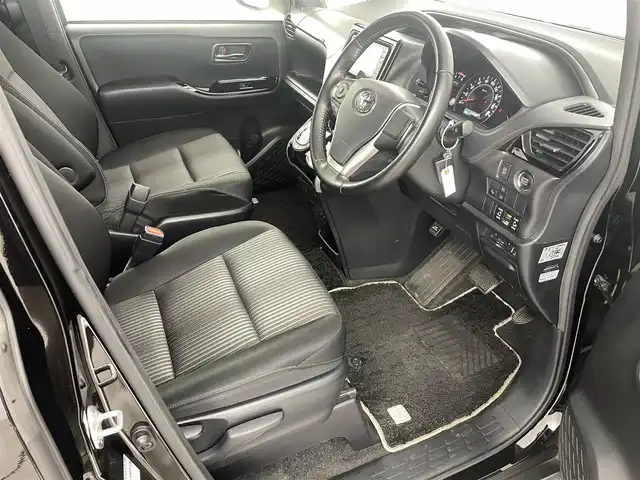 トヨタ ヴォクシー ZS 煌Ⅱ 福島県 2020(令2)年 6.3万km ブラック トヨタセーフティセンス/・プリクラッシュセーフティ/・レーンディパーチャーアラート/・クリアランスソナー/・オートマチックハイビーム/社外7インチナビ/・型番：MDV-S707W/・フルセグTV/Bluetooth/CD/DVD/・ETC/・ドライブレコーダー/両側パワースライドドア/アイドリングストップ/革巻きステアリング/・ステアリングリモコン/プッシュスタート/・スマートキー/LEDヘッドライト/・オートライト/・フォグライト/電動格納ウィンカーミラー/純正フロアマット