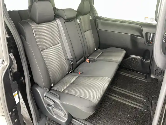 トヨタ ヴォクシー ZS 煌Ⅱ 福島県 2020(令2)年 6.3万km ブラック トヨタセーフティセンス/・プリクラッシュセーフティ/・レーンディパーチャーアラート/・クリアランスソナー/・オートマチックハイビーム/社外7インチナビ/・型番：MDV-S707W/・フルセグTV/Bluetooth/CD/DVD/・ETC/・ドライブレコーダー/両側パワースライドドア/アイドリングストップ/革巻きステアリング/・ステアリングリモコン/プッシュスタート/・スマートキー/LEDヘッドライト/・オートライト/・フォグライト/電動格納ウィンカーミラー/純正フロアマット