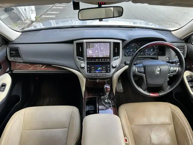 トヨタ クラウン ハイブリッド ロイヤルサルーン 静岡県 2015(平27)年 9万km シルバーM 純正8型HDDナビ/（フルセグTV/CD/DVD/BT/USB）/音声ガイダンス付きバックガイドモニター/全周囲カメラ/ビルトインETC/ドラレコ/前席パワーシート/前席シートヒーター/純正フロアマット/ドアバイザー/フロントフォグ/純正17AW