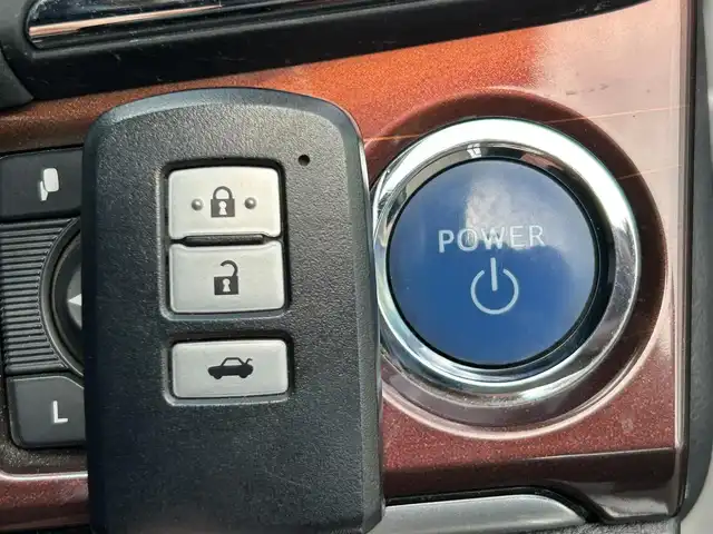 トヨタ クラウン ハイブリッド ロイヤルサルーン 静岡県 2015(平27)年 9万km シルバーM 純正8型HDDナビ/（フルセグTV/CD/DVD/BT/USB）/音声ガイダンス付きバックガイドモニター/全周囲カメラ/ビルトインETC/ドラレコ/前席パワーシート/前席シートヒーター/純正フロアマット/ドアバイザー/フロントフォグ/純正17AW