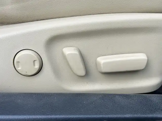 トヨタ クラウン ハイブリッド ロイヤルサルーン 静岡県 2015(平27)年 9万km シルバーM 純正8型HDDナビ/（フルセグTV/CD/DVD/BT/USB）/音声ガイダンス付きバックガイドモニター/全周囲カメラ/ビルトインETC/ドラレコ/前席パワーシート/前席シートヒーター/純正フロアマット/ドアバイザー/フロントフォグ/純正17AW