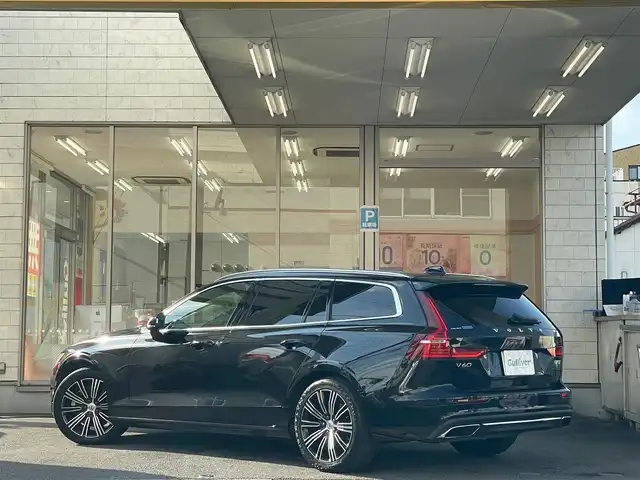 ボルボ Ｖ６０ T5 インスクリプション 愛知県 2019(令1)年 4.9万km 黒 /当店買取/インテリセーフティ//純正ナビ/360度カメラ//茶色本革シート//パワーシート/マッサージ機能付//シートヒーター/シートベンチレーター//BLIS/レーンキープアシスト/ドライバーアラート//パイロットアシスト//LEHヘッド/AHB//ヘッドアップディスプレイ//ETC/ハンズフリーPゲート//HarmanKardonオーディオ//アダプティプクルーズコントロール//リコールNo3467対策済//ディーラー記録簿R235年//保証書/取説/スペアキー