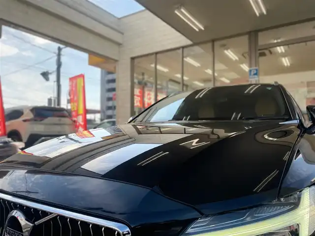 ボルボ Ｖ６０ T5 インスクリプション 愛知県 2019(令1)年 4.9万km 黒 /当店買取/インテリセーフティ//純正ナビ/360度カメラ//茶色本革シート//パワーシート/マッサージ機能付//シートヒーター/シートベンチレーター//BLIS/レーンキープアシスト/ドライバーアラート//パイロットアシスト//LEHヘッド/AHB//ヘッドアップディスプレイ//ETC/ハンズフリーPゲート//HarmanKardonオーディオ//アダプティプクルーズコントロール//リコールNo3467対策済//ディーラー記録簿R235年//保証書/取説/スペアキー