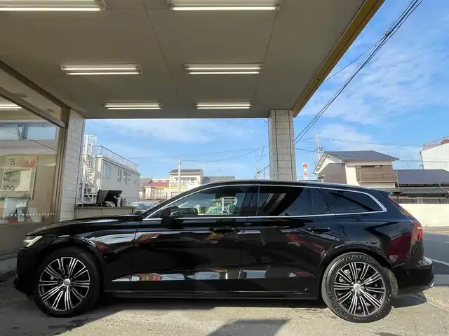 ボルボ Ｖ６０ T5 インスクリプション 愛知県 2019(令1)年 4.9万km 黒 /当店買取/インテリセーフティ//純正ナビ/360度カメラ//茶色本革シート//パワーシート/マッサージ機能付//シートヒーター/シートベンチレーター//BLIS/レーンキープアシスト/ドライバーアラート//パイロットアシスト//LEHヘッド/AHB//ヘッドアップディスプレイ//ETC/ハンズフリーPゲート//HarmanKardonオーディオ//アダプティプクルーズコントロール//リコールNo3467対策済//ディーラー記録簿R235年//保証書/取説/スペアキー