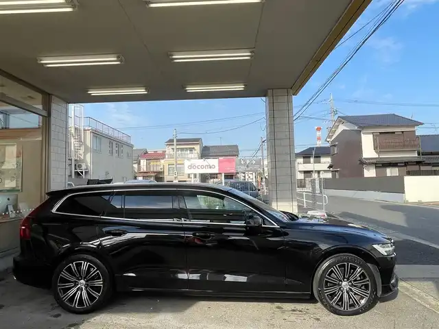 ボルボ Ｖ６０ T5 インスクリプション 愛知県 2019(令1)年 4.9万km 黒 /当店買取/インテリセーフティ//純正ナビ/360度カメラ//茶色本革シート//パワーシート/マッサージ機能付//シートヒーター/シートベンチレーター//BLIS/レーンキープアシスト/ドライバーアラート//パイロットアシスト//LEHヘッド/AHB//ヘッドアップディスプレイ//ETC/ハンズフリーPゲート//HarmanKardonオーディオ//アダプティプクルーズコントロール//リコールNo3467対策済//ディーラー記録簿R235年//保証書/取説/スペアキー