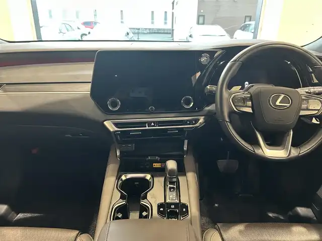 レクサス ＲＸ 350h バージョンL 熊本県 2024(令6)年 1.5万km レッドマイカクリスタルシャイン ・スマートキー/・プッシュスタート/・プリクラッシュブレーキ/・アドバンスドドライブ/・ロードサインアシスト/・前後クロストラフィックアシスト/・レーンデパーチャーアラート/・レーンチェンジアシスト/・プロアクティブドライビング/・ブラインドスポットモニター/・パーキングサポートブレーキ/・安心降車アシスト/・オートマチックハイビーム/・クルーズコントロール(追従式)/・黒革シート/・全席パワーシート/・全席エアシート/・全席シートヒーター/・ハンドルヒーター/・純正メモリナビ/　【Bluetooth・USB】/・フルセグTV/・全方位カメラ/・ETC2.0/・ワイヤレス充電/・デジタルインナーミラー/・ドライブレコーダー(前後録画)/・パワーバックドア/・LEDヘッドランプ/・LEDフォグランプ/・純正マット