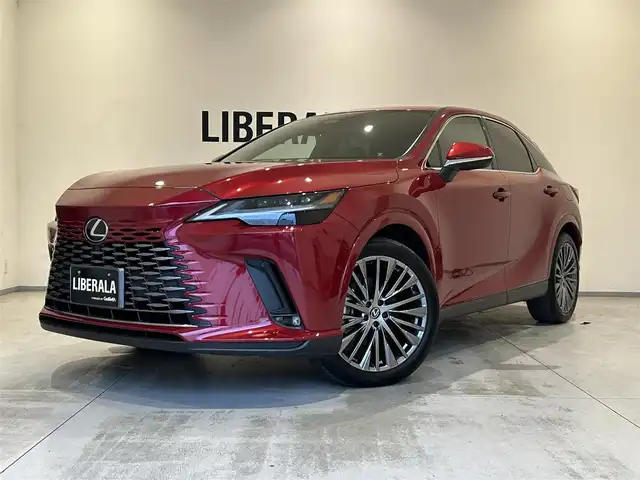 レクサス ＲＸ 350h バージョンL 熊本県 2024(令6)年 1.5万km レッドマイカクリスタルシャイン ・スマートキー/・プッシュスタート/・プリクラッシュブレーキ/・アドバンスドドライブ/・ロードサインアシスト/・前後クロストラフィックアシスト/・レーンデパーチャーアラート/・レーンチェンジアシスト/・プロアクティブドライビング/・ブラインドスポットモニター/・パーキングサポートブレーキ/・安心降車アシスト/・オートマチックハイビーム/・クルーズコントロール(追従式)/・黒革シート/・全席パワーシート/・全席エアシート/・全席シートヒーター/・ハンドルヒーター/・純正メモリナビ/　【Bluetooth・USB】/・フルセグTV/・全方位カメラ/・ETC2.0/・ワイヤレス充電/・デジタルインナーミラー/・ドライブレコーダー(前後録画)/・パワーバックドア/・LEDヘッドランプ/・LEDフォグランプ/・純正マット