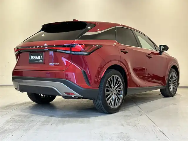 レクサス ＲＸ 350h バージョンL 熊本県 2024(令6)年 1.5万km レッドマイカクリスタルシャイン ・スマートキー/・プッシュスタート/・プリクラッシュブレーキ/・アドバンスドドライブ/・ロードサインアシスト/・前後クロストラフィックアシスト/・レーンデパーチャーアラート/・レーンチェンジアシスト/・プロアクティブドライビング/・ブラインドスポットモニター/・パーキングサポートブレーキ/・安心降車アシスト/・オートマチックハイビーム/・クルーズコントロール(追従式)/・黒革シート/・全席パワーシート/・全席エアシート/・全席シートヒーター/・ハンドルヒーター/・純正メモリナビ/　【Bluetooth・USB】/・フルセグTV/・全方位カメラ/・ETC2.0/・ワイヤレス充電/・デジタルインナーミラー/・ドライブレコーダー(前後録画)/・パワーバックドア/・LEDヘッドランプ/・LEDフォグランプ/・純正マット