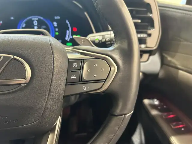 レクサス ＲＸ 350h バージョンL 熊本県 2024(令6)年 1.5万km レッドマイカクリスタルシャイン ・スマートキー/・プッシュスタート/・プリクラッシュブレーキ/・アドバンスドドライブ/・ロードサインアシスト/・前後クロストラフィックアシスト/・レーンデパーチャーアラート/・レーンチェンジアシスト/・プロアクティブドライビング/・ブラインドスポットモニター/・パーキングサポートブレーキ/・安心降車アシスト/・オートマチックハイビーム/・クルーズコントロール(追従式)/・黒革シート/・全席パワーシート/・全席エアシート/・全席シートヒーター/・ハンドルヒーター/・純正メモリナビ/　【Bluetooth・USB】/・フルセグTV/・全方位カメラ/・ETC2.0/・ワイヤレス充電/・デジタルインナーミラー/・ドライブレコーダー(前後録画)/・パワーバックドア/・LEDヘッドランプ/・LEDフォグランプ/・純正マット