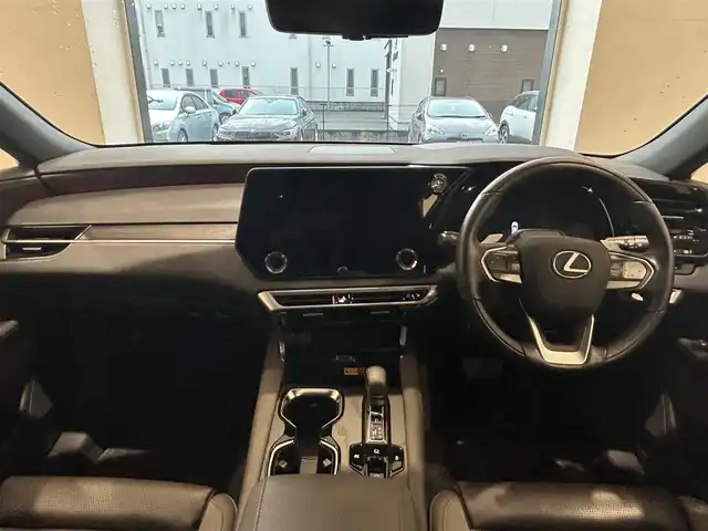 レクサス ＲＸ 350h バージョンL 熊本県 2024(令6)年 1.5万km レッドマイカクリスタルシャイン ・スマートキー/・プッシュスタート/・プリクラッシュブレーキ/・アドバンスドドライブ/・ロードサインアシスト/・前後クロストラフィックアシスト/・レーンデパーチャーアラート/・レーンチェンジアシスト/・プロアクティブドライビング/・ブラインドスポットモニター/・パーキングサポートブレーキ/・安心降車アシスト/・オートマチックハイビーム/・クルーズコントロール(追従式)/・黒革シート/・全席パワーシート/・全席エアシート/・全席シートヒーター/・ハンドルヒーター/・純正メモリナビ/　【Bluetooth・USB】/・フルセグTV/・全方位カメラ/・ETC2.0/・ワイヤレス充電/・デジタルインナーミラー/・ドライブレコーダー(前後録画)/・パワーバックドア/・LEDヘッドランプ/・LEDフォグランプ/・純正マット