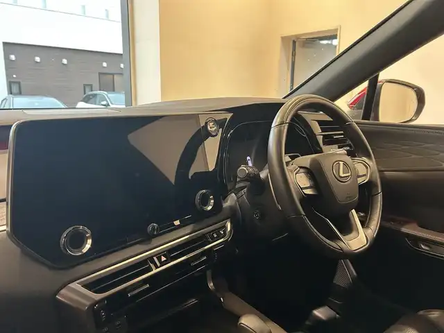レクサス ＲＸ 350h バージョンL 熊本県 2024(令6)年 1.5万km レッドマイカクリスタルシャイン ・スマートキー/・プッシュスタート/・プリクラッシュブレーキ/・アドバンスドドライブ/・ロードサインアシスト/・前後クロストラフィックアシスト/・レーンデパーチャーアラート/・レーンチェンジアシスト/・プロアクティブドライビング/・ブラインドスポットモニター/・パーキングサポートブレーキ/・安心降車アシスト/・オートマチックハイビーム/・クルーズコントロール(追従式)/・黒革シート/・全席パワーシート/・全席エアシート/・全席シートヒーター/・ハンドルヒーター/・純正メモリナビ/　【Bluetooth・USB】/・フルセグTV/・全方位カメラ/・ETC2.0/・ワイヤレス充電/・デジタルインナーミラー/・ドライブレコーダー(前後録画)/・パワーバックドア/・LEDヘッドランプ/・LEDフォグランプ/・純正マット