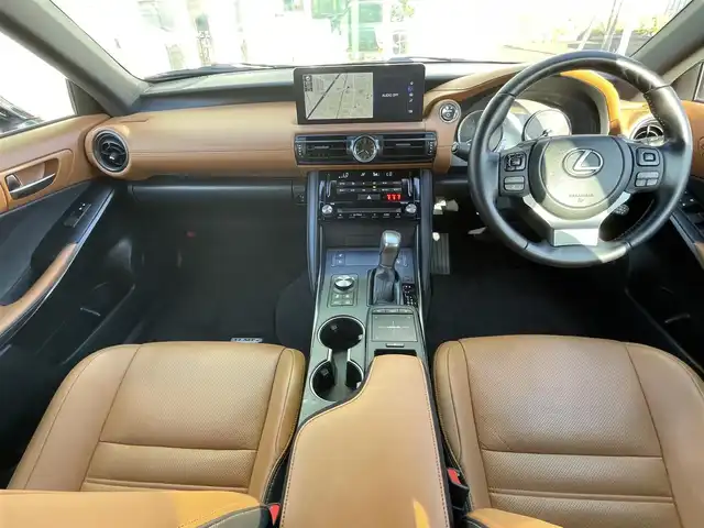 レクサス ＩＳ 300h バージョンL 道央・札幌 2022(令4)年 1.6万km ソニックチタニウム ・４WD/・法人ワンオーナー/・衝突軽減ブレーキ/・寒冷地仕様/・全方位カメラ/・純正ナビ/　CD＆BT＆USB＆TV/・バックカメラ/・コーナーセンサー/・レーンキープアシスト/・レザーシート/・パワーシート/・レーダークルーズコントロール/・シートヒーター/・ステアリングヒーター/・ワイパー熱線/・ミラーヒーター/・ブラインドスポットモニター/・パドルシフト/・MT付きAT/・ビルトインETC/・オートエアコン/・オートライト/・レインセンサーワイパー/・オートリトラミラー/・オートハイビーム/・AC100V/・プッシュスタート/・スマートキー/・前後ドライブレコーダー/・純正AW＆夏タイヤ積込/　235/40/19/・純正フロアマット/・ウィンカーミラー/・スペアキー